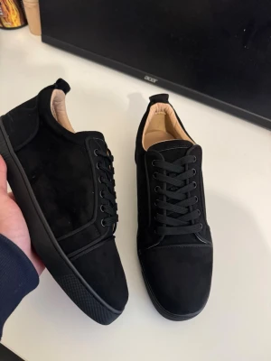 Christian Louboutin svart - Säljer nu dessa helt nya Christian Louboutins då de tyvärr inte passade mig. Priset kan sänkas vid snabb affär, skickas samma dag, skriv till mig vid frågor eller funderingar🤝🫡