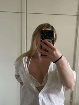 Linneskjorta - Superskön linneskjorta med korta ärmar! Perfekt att slänga över en bikini i sommar☀️
