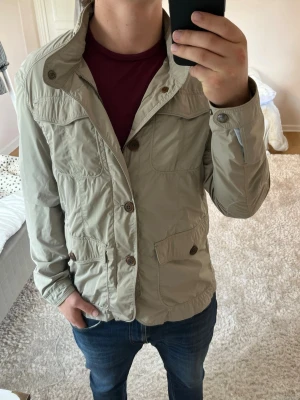 Massimo Dutti Field Jacket - Massimo Dutti | Mycket bra skick | Size - M | Pris 799 | Hör av dig vid minsta fråga eller fundering📩