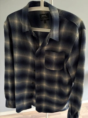 Overshirt APC - Blå/vit overshirt från APC i Storlek L, bra skick. 
