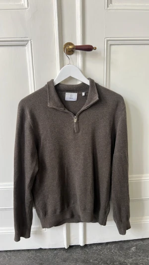 Mörkbrun quarter zip - Säljer en mörbrun quarter zip från bläck i storleken small. Använd ett fåtal gånger