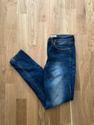 Acne Studios Jeans - Storlek 27/32 - Ljusblå Jeans från acne studios för män. Plagget är i nyskick utan några defekter. Storlek Waist 27 / Lenght 32. Hör av dig vid intresse/frågor. PRIS KAN DISKUTERAS!