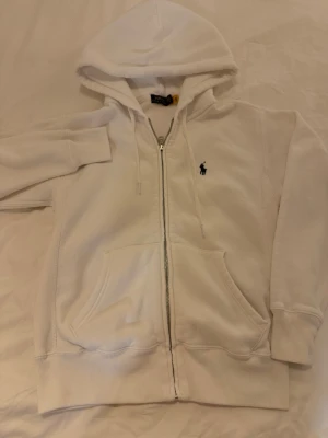 Vit zip hoodie från Polo Ralph Lauren - Klassisk vit hoodie med dragkedja från Polo Ralph Lauren. I storlek xs 