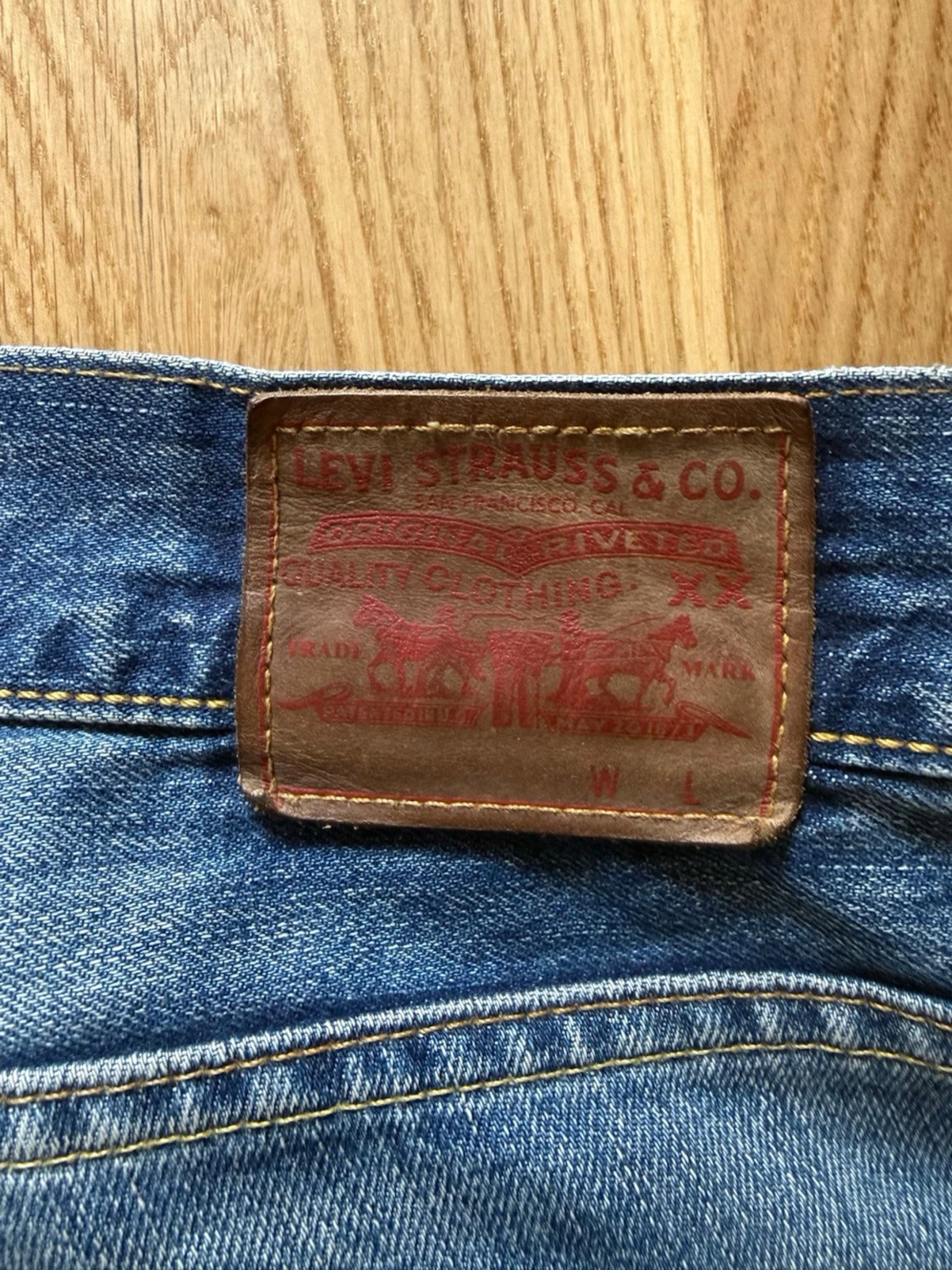 Blå slitna jeans från Levi's - 2