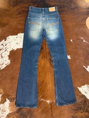 Nudie LowFlareGlenn - Tjena! Säljer dessa vintage nudie jeans i modellen LowFlareGlenn: Fint skick: Storlek W27/L34: Modellen är en herrmodell men funkar absolut minst lika bra för kvinnor: Hör av dig vid funderingar!🙌