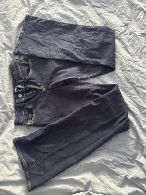 Mörkblåa jeans - Ett par midwaist bootcut byxor från only i storlek 32/xs, dessa jeans är väldig stretchiga och man får en fin passform.
