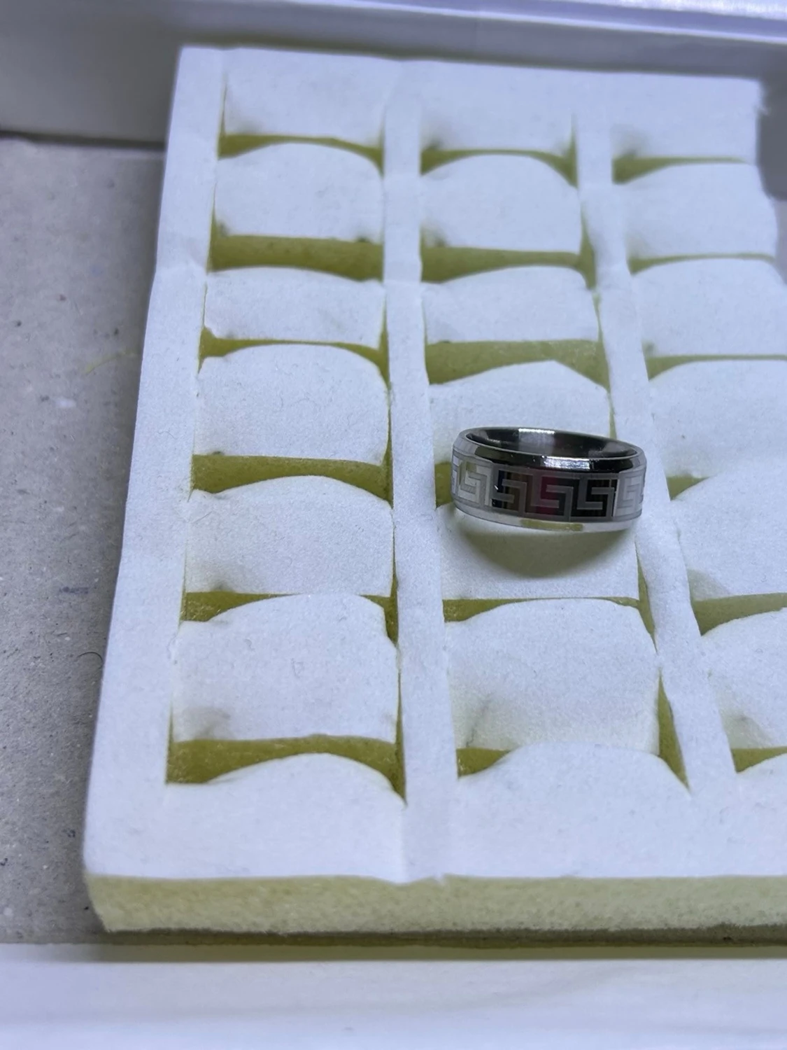 Silverfärgad ring med grekiskt mönster - 4