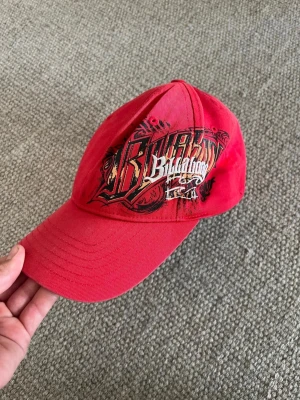 Billabong keps - Vintage billabong surf keps med riktigt coola detaljer. Den har ingen spännband. Färg:röd Fråga gärna om ni har frågor😇. #vintage #surf #billabong #surfwear #skate #00s