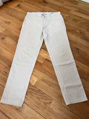 Beiga linnebyxor raka ben - Linnebyxor Chinos från Jack & Jones. Modellnamn: Carrot. Storlek: W29 L32. 