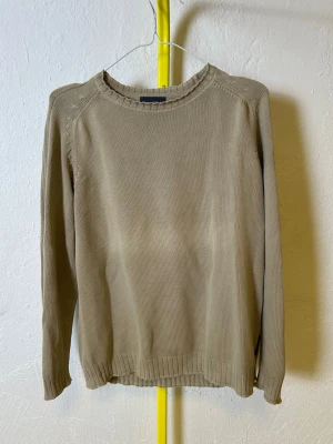 Beige tröja från Marc O’Polo - Denna vara kommer att auktioneras ut på Plick Live den 3 juni klockan 19:00