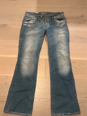 Blå slitna jeans med detaljer - SÅ snygga och unika!! Köpta på vinted men aldrig använt själv 