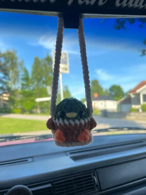 Virkad car hanger - Virkad ”car hanger” med en gungande gräsand, perfekt att hänga i bilen eller att ha som dekoration hemma☺️ Säljer även car hangers med andra djur på min sida!💗