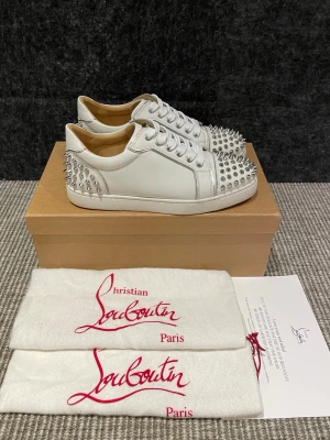 Christian Louboutin skor  - Hej, säljer nu dessa svin snygga Loubs skor. Skorna är i extremt bra skick!  Begränsat antal boxar och dustbag. Hör av dig vid frågor.