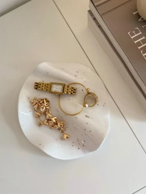 Smyckesförvaring  - Dekorationsfat likt ett tapas fat  Perfekta för: 🥂 tapas & chark 🫒 oliver & småplock 🍫 choklad & snacks ✨ eller som stilren inredningsdetalj  • Vallgatan Mini — ca 17 × 16 cm  Varje fat är handgjort av mig i lufttorkad lera och därför helt unikt. Små skönhetsfel och variationer är en del av charmen 🤍 Baksidan har skönhetsfel   Behandlade för servering av torr/kall mat. Undvik väldigt blöt eller varm mat samt diskmaskin.