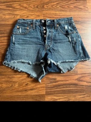 Levi's blå jeansshorts - Säljer ett par klassiska blå jeansshorts från Levi's