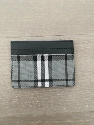 Plånbok - Gammal burverry plånbok som varit min pappas. Säljer för att ingen använder. Den är i mycket bra skick men har tyvärr inga tillbehör (därav priset)