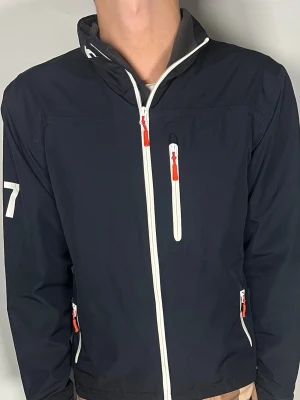 Helly Hansen vindjacka - Säljer en riktigt snygg och trendig Helly Hansen vindjacka i fint skick, storlek S, vid frågor är det bara att skriva //Gramenti