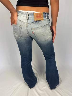 Levi’s Jeans - Levi’s Jeans| Size: 28/32 | Jättefint skick, inga defekter | Modellen på bilderna är 168cm lång och väger 60kg | Mått: Ytterbenslängd: 101cm. Midjebredd: 35cm. Lårbredd: 27cm. Fotöppning: 24cm. Kontakta mig vid fler frågor eller funderingar!