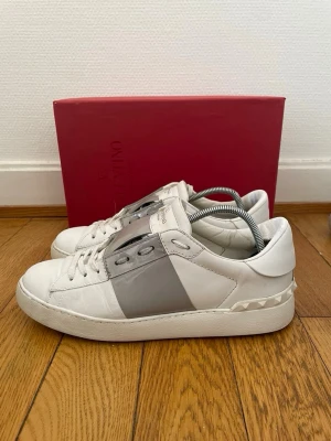 Valentino open sneakers  - Säljer nu dessa fina valentino skor | Storlek 40 | Super fint skick | Hör gärna av er vid frågor eller funderingar 