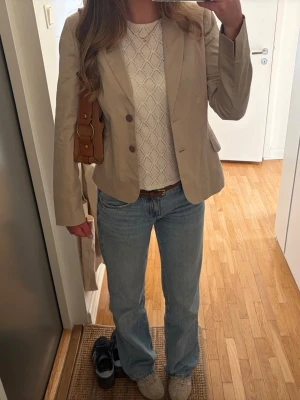 Beige kavaj - Stilren beige kavaj med figursydd passform. Sparsamt använd och jättenajs nu till sommaren❣️  Nypris 1400kr, bara att skriva för fler bilder eller mått🫶🏼