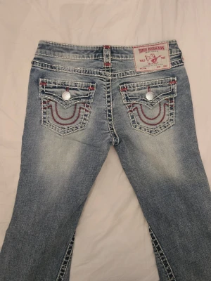 True Religion bootcut lågmidjade joey - Helt nya, säljer eftersom de inte är min storlek, så kan tyvärr inte ta bild med dem på heller🌸 Det är storlek 26, midjan är låg så den är mer på höfterna, så om man ska mäta så är det runt där som ska mätas💓 Skriv gärna vid frågor!