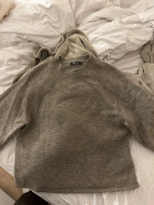 Beige stickad tröja  - Superfin mörk beige stickad tröja. Jättebra skick och inga defekter 💗