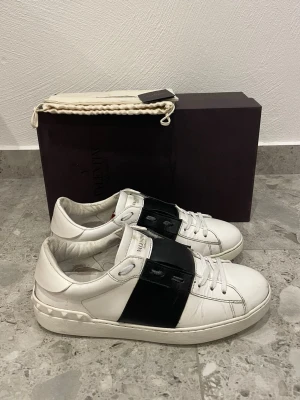 Valentino Open - Valentino Open || Storlek 42,5 || Skorna är i bra skick (se bilder) || Box, Dustbag och Valentino Kort medföljer || Tveka inte på att höra av dig vid frågor eller funderingar 