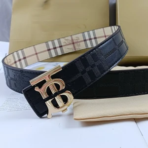 Reversible Burberry bälte med guld spänne - Biege/svart Reversible Burberry bälte med guld TB spänne. (ALLA STORLEKAR FINNS)              🚨lång leveranstid🚨