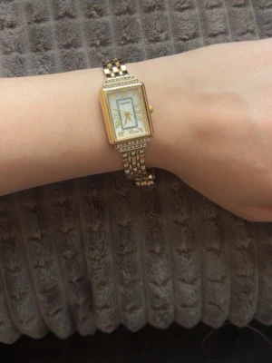 Guldfärgad klocka från Geneva - Stilren guldfärgad klocka. Perfekt accessoar för dig som gillar en elegant look.Fick den i födelsedagspresent men den var för stor. (Det får att diskutera priset)