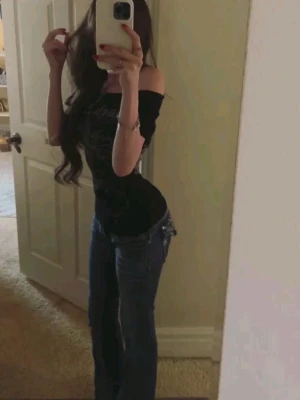 BERSKA nya bootcut jeans  - Perfekta för dig som gillar en avslappnad men trendig look. Materialet är denim för extra komfort. Tight för bra fitting.