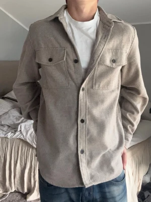 Overshirt - Riktigt snygg beige overshirt. Storleken är M. Tveka inte på att höra av dig vid eventuella frågor och funderingar!😊✌️