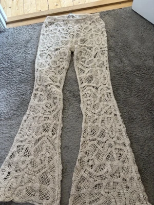 Beige virkade byxor från Zara - Virkade byxor från Zara, medel till hög midja och ganska långa i benen på mig 165cm. Helt ”genomskinliga” 