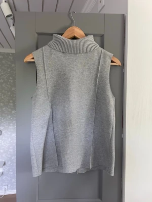 Grå halterneck topp - Grå halsterneck topp med bred ribbad polokrage. As snygg till ett par typ jeans eller en jeanskjol nu till sommaren