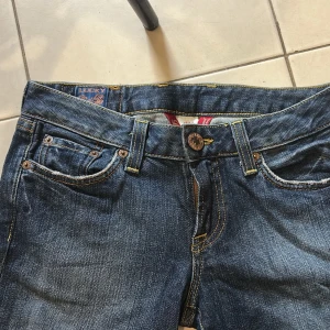 Blå jeans från Lucky Brand - Snygga blå jeans från Lucky Brand. Super lågmidajde och super snygga. Har inte jätte mycket stretch. Ge pris förslag!! Kolla även in min sida. Har massor av andra vintage jeans! 