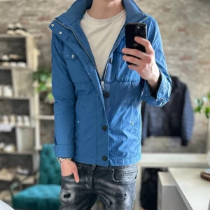 J.lindeberg jacka - Mycket bra skick, inga defekter! Passar dig som är mellan 185-195 ungefär. Modellen är 185 cm, 75kg. Sänkta priser på köp av fler varor! Skriv för mer information🤝