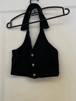 Söt fest topp💕 - En gullig fest topp. De svarta pinesen är bara för att håla upp tröjan💕