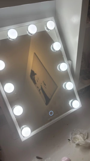 Vit sminkspegel med LED-belysning - Snygg sminkspegel i vit ram med tio starka LED-lampor runt spegeln. Spegeln har touch-knapp för att justera belysningen och ger perfekt ljus för makeup. Modern och stilren design som passar perfekt på sminkbordet. Skriv om ni vill ha måtten❤️❤️är öppen för prisförslag, den är i nyskick, kan endast hämtas upp hos mig bor i Stocholm/bromma