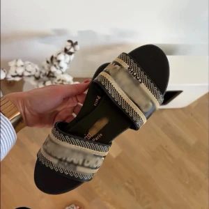 Mörkblå sandaler - Säljer ett par mörkblå sandaler. Aldrig använt. Storlek 36. Skriv ifall du önskar fler bilder
