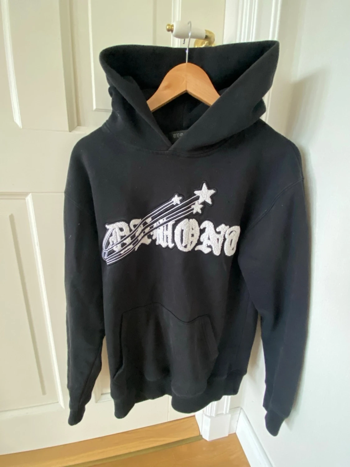 Svart hoodie från Demont med tryck