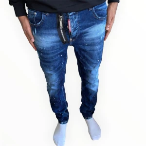 Dsquared2 jeans blå strl 48 - Helt ny, högkvalitativ replika Modellen  är 175cm lång och bär storlek 48 på bilderna. Pris: 1199kr Leverans: Skickas inom 24 timmar Observera: Begränsat antal i lager – först till kvarn gäller  