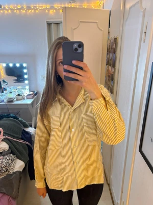 Skjorta - En gul randig skjorta!!💛