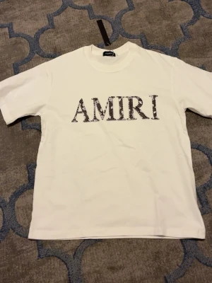 Vit AMIRI t-shirt med tryck - Helt ny, perfekt inför sommaren 