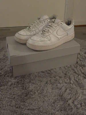 Nike Airforce 1 - Säljer dessa vita Airforce 1 eftersom de inte passar mer. Jätte fint material på skorna och köpta för 1400 på Zalando. Original Låda ingår Med Plasten. Priset kan diskuteras!