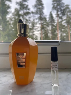 Xerjoff erba gold  - Xerjoff Erba Gold 5ml sample. Det är en fruktig och fräsch doftprofil med noter av Melon, Apelsin, Päron, Mysk, Vanilj och Äpple. Denna doft passar utmärkt att bära på Dagtid under säsongerna Vår, Sommar och Höst. SentAndStyle kan ge dig de fantastiska priserna: [3ml, 90 kr], [5ml, 150 kr] och [10ml, 300 kr]. Nypris: 3120kr                          Skriv gärna om ni undrar något😊