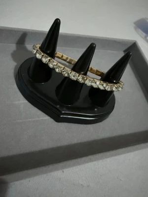 Guld Armband Tennis - Armbandet är helt nytt och har aldrig varit använd. Rostfritt stål färgen går inte bort. Den är även justerbar så du kan justera den efter din storlek på armen.