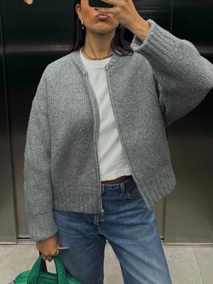 Zara grå stickad zip-kofta - Säljer den trendiga gråa ribbstickade koftan från Zara i storlek M. 🩶