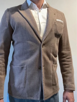 John Henric kavaj  - Hej!   Säljer denna blazer från John Henric i jättefint skick. Nypris 1500. Priset går att diskutera!