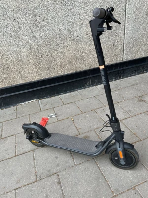 Svart elscooter med blinkar - Hej jag säljer en el skoter ninbot som e helt ny den har ba åkt lite den har ingen problem och den kör 27 km den har blinkar den kan  peka vänster och höger den har olika mode och den har även en app i mobilen där man kan kontrollera den. PRIS. KAN DISKUTERAS! Och om ni har frågor de är ba ställa 