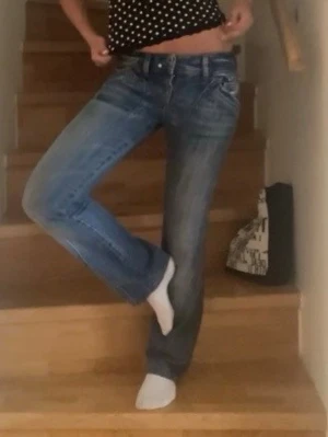 Diesel jeans - Säljer ett par lågmidjade blå bootcut jeans från Diesel. 💕💗 Det är i storlek W25 L32, innerbenslängden= 77 cm, midjemåttet rakt över= 36 cm. 💞 Endast använda några gånger, köpte dem för 900kr