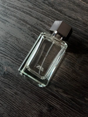 ZARA True Amore 100ml - Parfym från Zara som liknar Parfums de Marly Delina. Väldigt kvinnlig doft! Mer än 95% kvar i flaskan. OBS! Alla mina parfymer förvaras i ett svalt rum borta från solljus! 